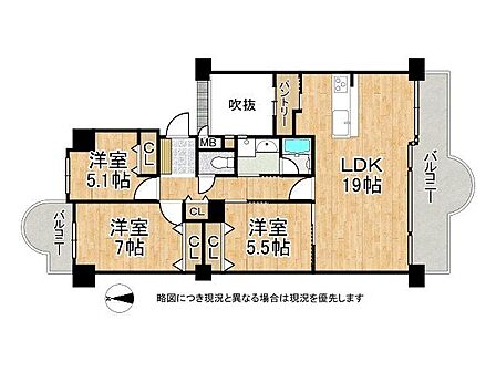 南向きの間取りは、日当たりが良く、明るいリビングで快適な生活を楽しめます。自然光がたっぷり入り、心地よい空間です。