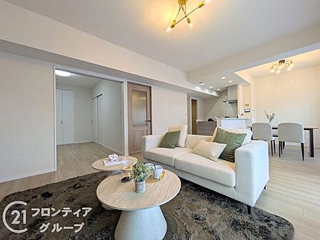 リフォーム済みのリビングは、洗練されたデザインと快適な空間が広がり、家族の集う場所にぴったりです!