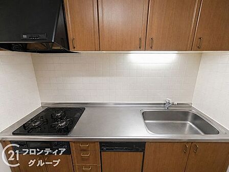 3口コンロ付きのキッチンは、調理の効率が良く、同時に多くの料理を作れる便利で機能的な空間です