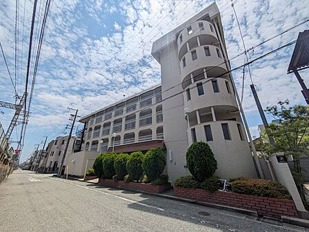 シンプルながらも存在感のあるマンション外観は、住む人を魅了し、日常に特別な時間をもたらします。都会的なデザインが魅力で、住む人に誇りを与える空間です。