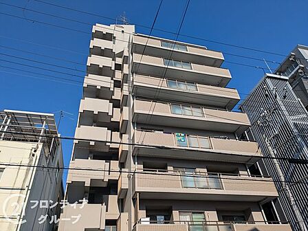 都市の空に凛とそびえ立つスタイリッシュな外観は、住む方のプライドを満たす洗練されたデザインです。周囲の街並みと調和しながらも、一際目を引く重厚感溢れる佇まいが日々の暮らしに品格を添えてくれます
