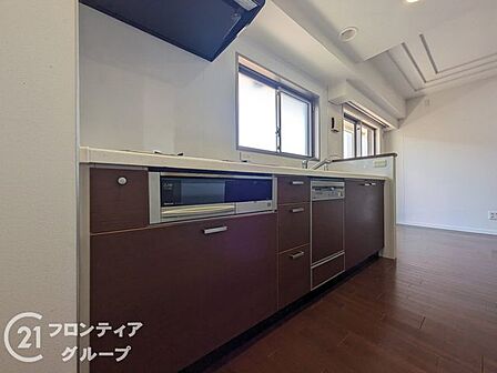 3口コンロ付きのキッチンは、調理の効率が良く、同時に多くの料理を作れる便利で機能的な空間です