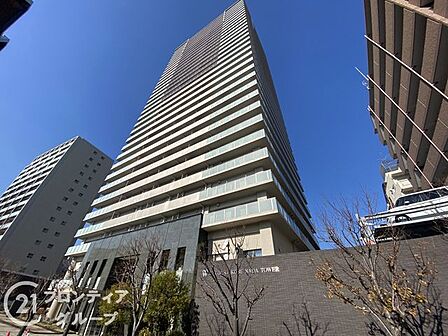 青空に映えるスタイリッシュな外観は街のランドマークとして圧倒的な存在感を放ちます。洗練されたデザインが住まう方の誇りを満たし、日々の帰宅が特別なひとときへと変わる予感に満ち溢れています