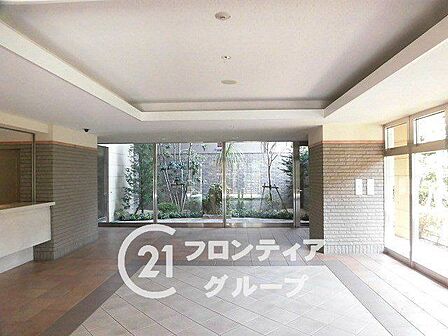 広々とした空間に柔らかな光が差し込み、穏やかな時間が流れるロビーです。コンシェルジュの細やかなサービスとともに、日常の喧騒を忘れさせてくれるような寛ぎのひとときを提供します