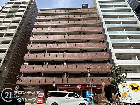 落ち着いた色調のタイル貼りがとても上品で、帰るたびにホッとする温かみを感じますね!コンシェルジュが迎えてくれるエントランスへ向かう瞬間は、まるで高級ホテルを訪れたような贅沢な気分になれますね