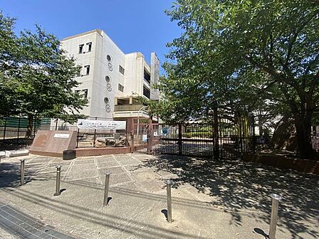神戸市立義務教育学校港島学園 徒歩10分。 800m