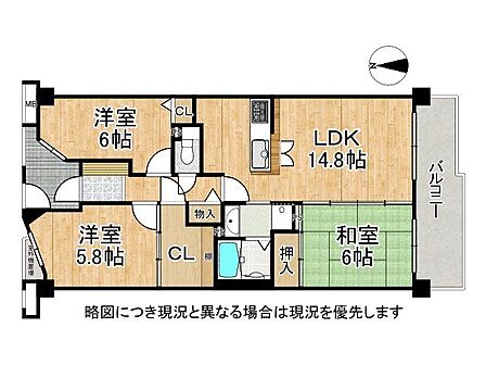 玄関ポーチ付きで独立性が高く、大型収納を備えた機能的な間取り。