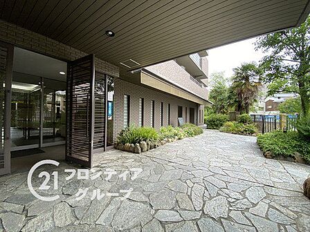 訪れる人を優しく迎え入れる開放感あふれる空間です。細部にまでこだわった上質な素材使いが、住まう人の品格を物語っていますね。四季の移ろいを感じながら、ゆったりとした時間の流れを堪能できそうな雰囲気です
