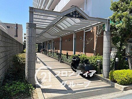 エントランスは、独特の雰囲気があり、歴史を感じさせる趣深い空間で、訪れる人に印象的な体験を提供します!