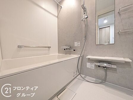 落ち着いた色調で統一されたバスルームは、毎日の入浴を至福のひとときにしてくれますね！