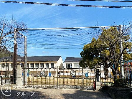 神戸市立こうべ小学校 徒歩6分。 460m