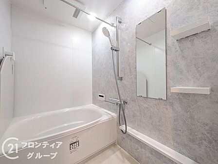 一日の疲れを優しく解きほぐす、開放感のある広々としたバスルームです。柔らかな照明が包み込む癒しの空間で、誰にも邪魔されない至福のリラックスタイムを心ゆくまでお楽しみいただけます