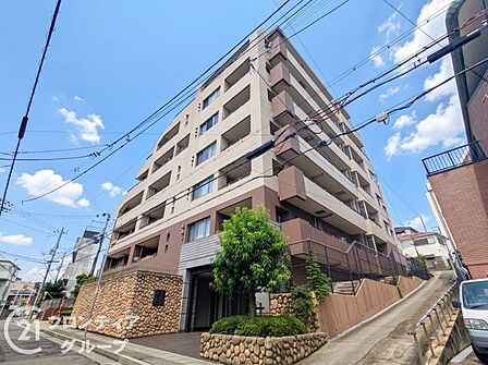 伝統と現代が融合したマンション外観は、魅力的なデザインを実現し、住む人に特別なひとときを提供します。歴史ある街並みに調和したデザインが魅力です