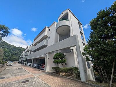 外観：青空に映えるすっきりとした白い外壁と整然としたバルコニーが上品な佇まいですね！日差しの心地よい開放的なアプローチが、毎日の帰宅をやさしく迎えてくれます