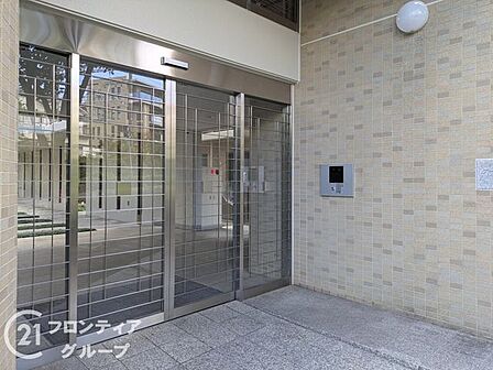 マンションのエントランスは、住まう方々を迎える洗練された空間です。日常の出入りを快適にするための工夫がされています。
