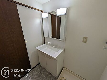 明るく開放的な洗面空間は、家族みんなが使いやすい配置とゆとりのある設計。洗濯機置き場も近く、家事の効率もアップ。落ち着いた色調と使いやすさを兼ね備えた空間で、日々の暮らしをスマートに演出します。