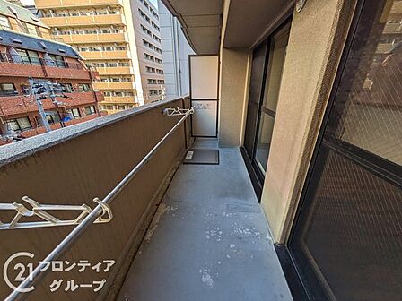 コンパクトながらも洗濯物や布団干しに便利なベランダスペース。手すりの高さも安心感があり、シンプルで使いやすい設計です。日差しや風通しも良く、日々の家事が快適に行える実用的な空間です。