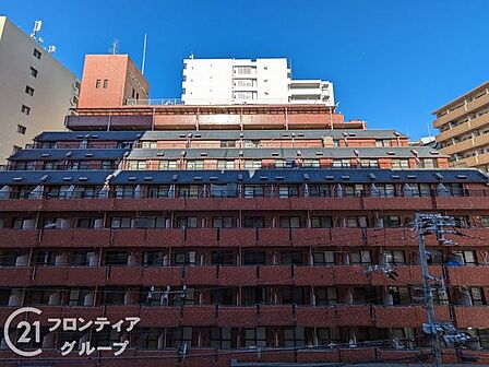 バルコニーからは遠くまで視界が開け、空の広がりや緑が感じられる開放的な眺望で、陽当たりや風通しも良好。天気の良い日は、ゆったりとした気分で景色を楽しめ、リラックスしたひとときを過ごせます。