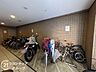 その他：専用のバイク駐車場があり、風雨を防いで愛車の劣化を軽減します。日々の通勤や趣味での利用も安心で、長期間の駐車にも適した使いやすいスペースとなっています。大切なバイクを守るための優秀な環境です。