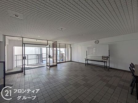 共用部は、洗練されたデザインで居住者の生活をより便利に。エントランスや廊下など、どんな場所にも調和し、住まいの雰囲気を一層引き立て、快適さと利便性を提供します。