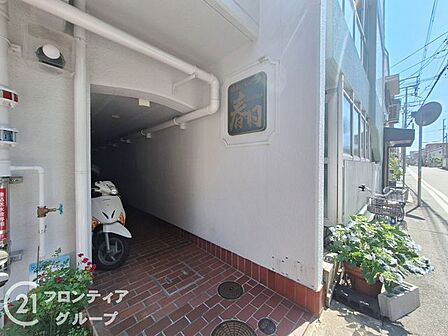 明るく清潔感のあるエントランスは、集合住宅ならではの安心感を感じられる設計。日々の出入りもスムーズで、訪れる人にも心地よい印象を与えます。整然とした空間が、住まい全体の印象を引き締めます。
