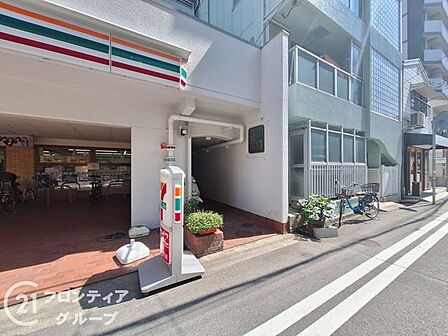 忙しい毎日をサポートする、マンション1階のセブンイレブン。食料品や日用品が手軽に手に入れ、家を出ずに生活が完結します。駅近の便利さも加わり、帰宅途中に立ち寄れて時間を効率的に使えます。