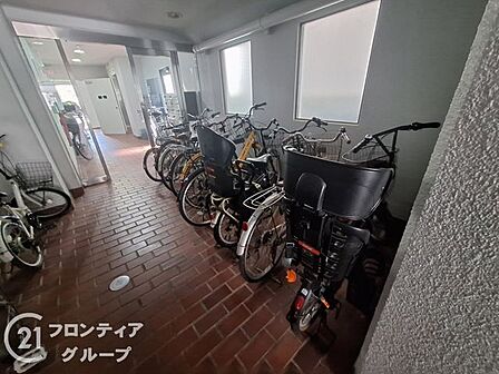マンション内に完備された駐輪場は、住民の便利さを考慮した設計。自転車を安全に保管できるスペースが確保され、日々の移動をサポートします。清潔で整然とした環境が整い、安心して快適に利用できます。