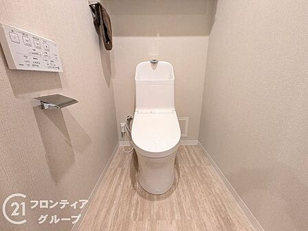 清潔感があり、使いやすさを重視したトイレ。シンプルで機能的なデザインが快適な使用感を提供します。落ち着いた雰囲気の中で、日常的で便利に使用できる空間が整い、毎日の生活をサポートします。