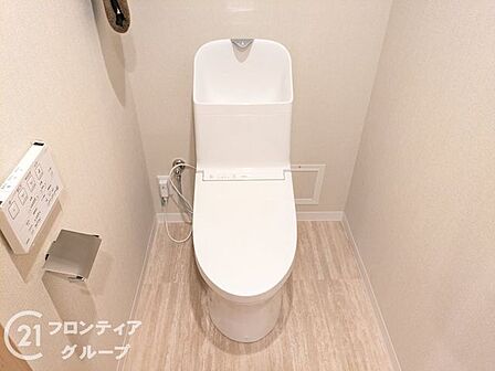 ナチュラルなトーンで統一されたトイレは、空間の広がりを感じる快適設計。床材や壁材にもお手入れのしやすさが配慮されています。毎日使う場所だからこそ、清潔で落ち着ける雰囲気に仕上がっています。