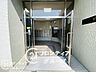 エントランス：マンションのエントランスは、住まう方々を迎える洗練された空間です。日常の出入りを快適にするための工夫がされています。