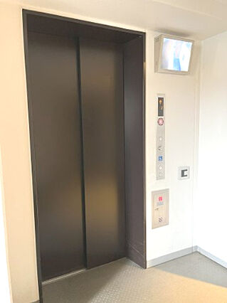 エレベーターで...