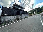 前面道路が広く、車の出入りもしやすい環境です。