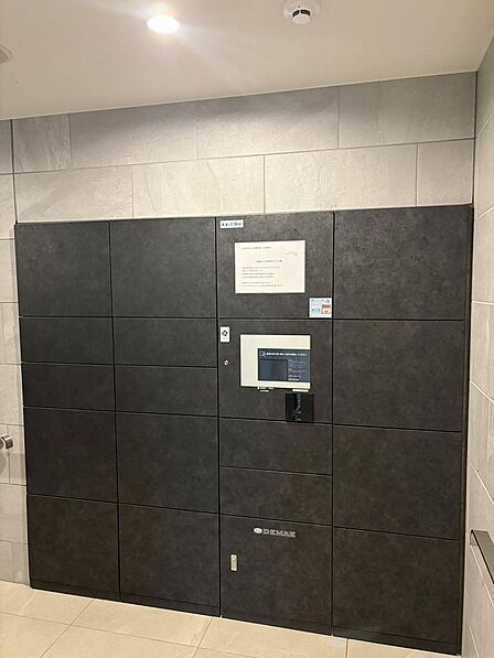 不在時でも荷物の受け取りが可能な宅配ボックスを完備。共働き世帯やネットショッピング利用者に嬉しい設備です。