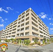 存在感のある美しいマンション外観。