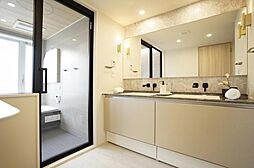 大きな鏡とデュアルシンクの洗面台。忙しい朝も二人並んで身支度でき、快適な毎日をサポートします。