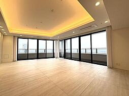 開放感あふれるワイドスパン設計。間接照明が優しく包み込む、上質な大空間で寛ぎのひとときを。