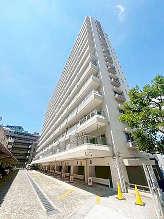 高台にそびえる...