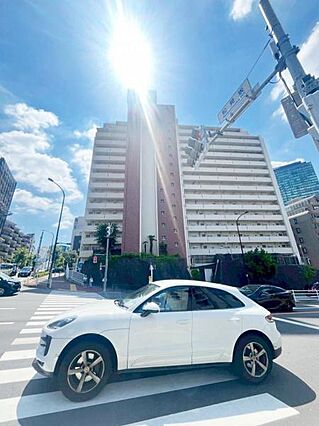 高台にそびえる...