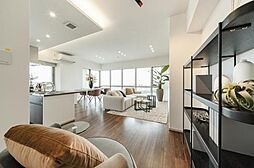 白を基調とした部屋に、植物の緑が映える心地よい空間。 大きな窓から広がる景色が、日々の暮らしに癒しをもたらします。