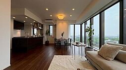 落ち着いた色調のフローリングが、上質な空間を演出。家具の配置も自在な、広々としたLDKです。