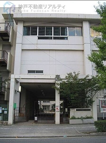 神戸市立御影中学校 徒歩11分。 830m