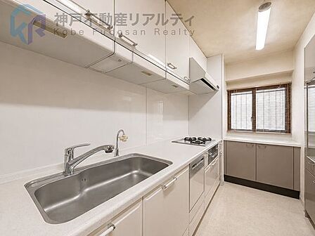 便利なシステムキッチン♪※室内写真は家具消し加工を施したものです。