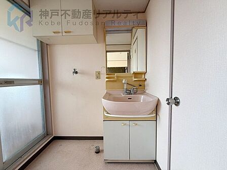 洗面所(洗濯機置き場)の収納スペースは、リネン類や洗剤等の置場にも便利♪