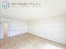 リビング/ダイニング：白い建具で明るいLDK♪