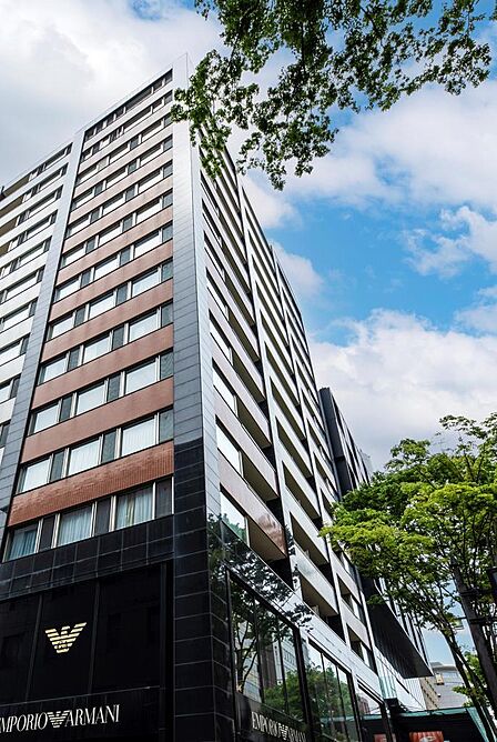 本マンション1階店舗には高級ブランドが入っており、香林坊の地にふさわしい格式高い洗練された建物です。