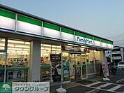 ファミリーマート 徒歩14分。コンビニ 1090m