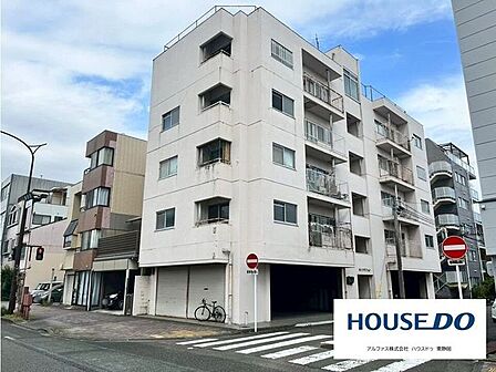 角地に位置するマンションです。
