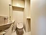 トイレ：トイレには手洗いと収納が充実しております。空間が広く取られており、圧迫感なく利用できます。