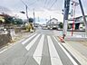 その他：現地写真　西側接道幅員約4.4ｍ　東側接道幅員約5ｍ 　南側接道幅員約7.4ｍ 