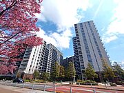 街に馴染みつつも確かな存在感を放つ、洗練された外観。シンプルながらも細部まで配慮されたデザインが、上質な暮らしへの期待を高めます。